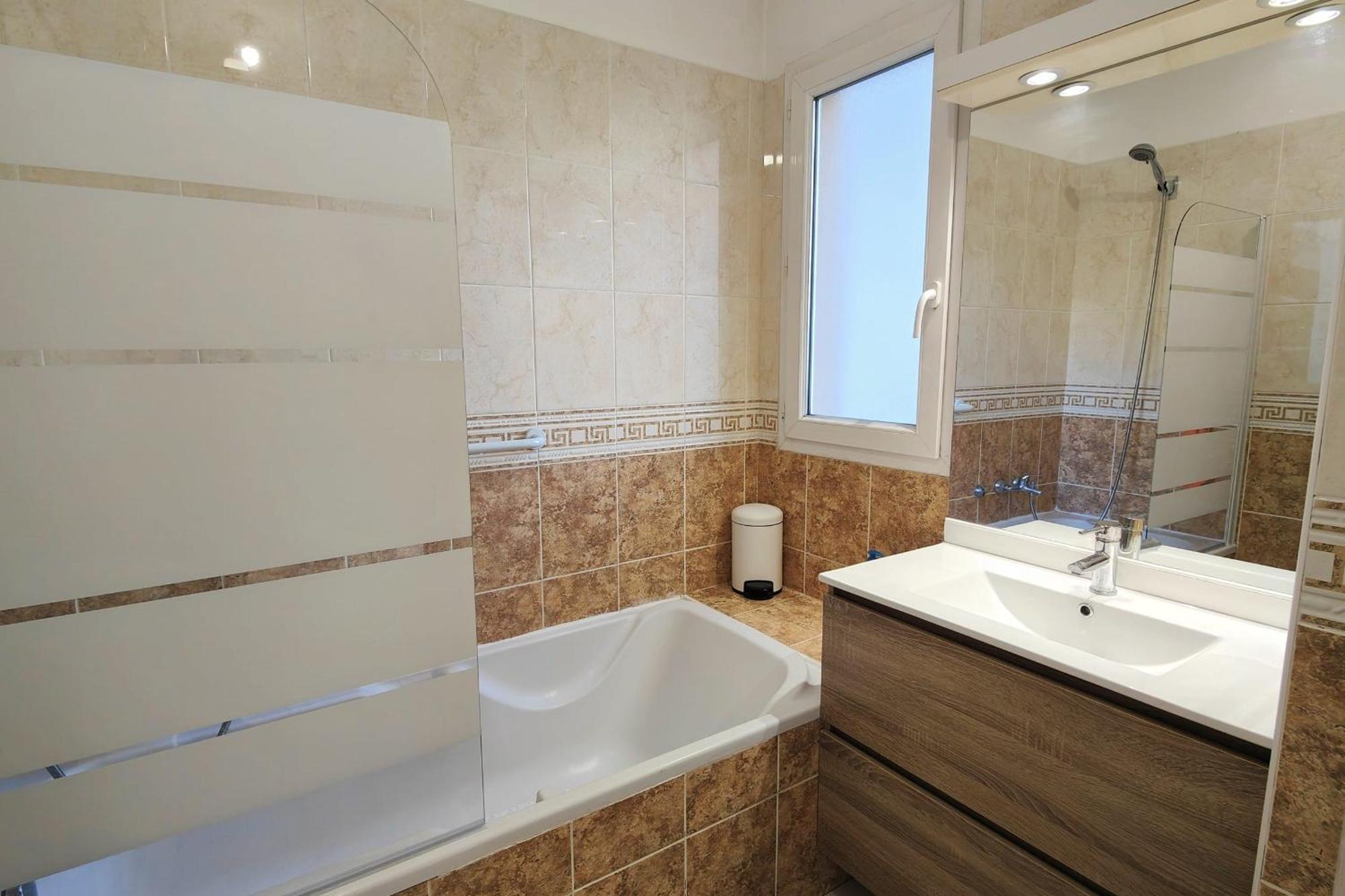 Spacious Nest With Terrace And Shared Pool