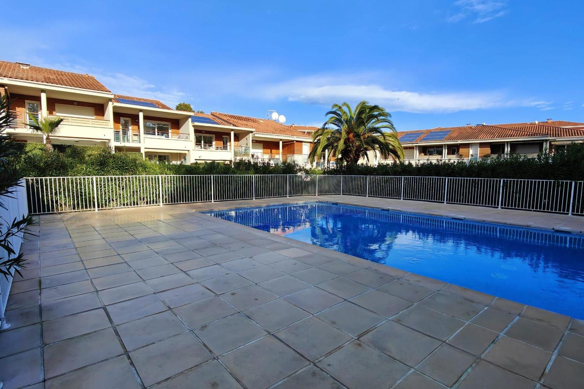 Appartement Spacious Nest With Terrace And Shared Pool